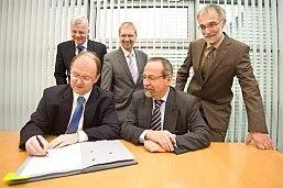 Lenze: Hochschulprofessor übernimmt Innovationsbereich. Kooperationsvertrag mit Hochschule Ostwestfalen-Lippe Bild: Lenze: Hochschulprofessor übernimmt Innovationsbereich. Kooperationsvertrag mit Hochschule Ostwestfalen-Lippe