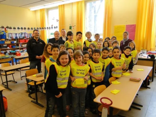 Bild: Fahrschule und KFZ-Sachverständige lassen Kinder unter dem Motto "Sicherheit for Kids" leuchten