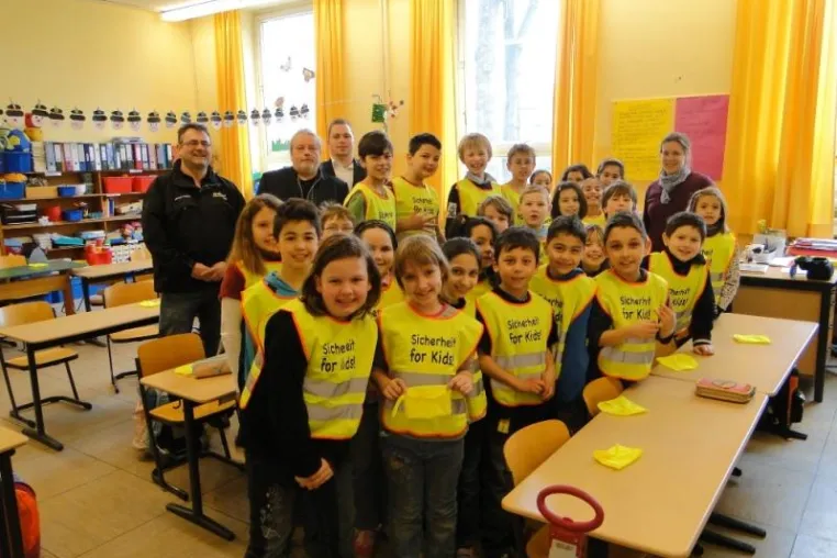 Bild: Fahrschule und KFZ-Sachverständige lassen Kinder unter dem Motto "Sicherheit for Kids" leuchten