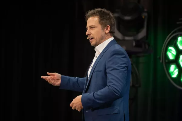 Bild: Sebastian Schulz-Dobrick begeistert bei internationalem Speaker-Event und gewinnt den Speakerlam Award