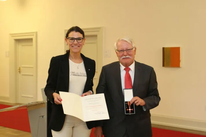 Bild: Bundesverdienstkreuz für Karl Heinz Möhrmann