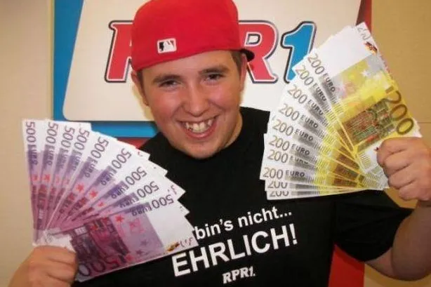 „RPR1.Phantom“ in Mainz gefasst - Yannic aus Waldlaubersheim gewinnt 20.000 Euro Bild: „RPR1.Phantom“ in Mainz gefasst - Yannic aus Waldlaubersheim gewinnt 20.000 Euro