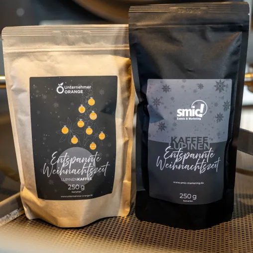 Bild: Fortezza bietet individuelle Kaffee-Geschenke: Espresso & Lupinenkaffee mit personalisierten Etiketten