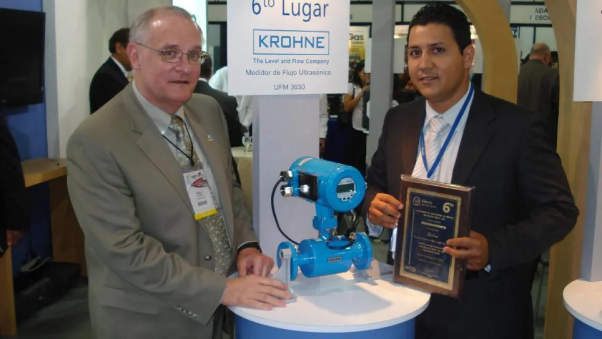 Gerald Cockrell, Präsident der ISA, und Leopoldo Gonzalez Ramos, Sales Manager KROHNE Mexiko, mit der Auszeichnung
