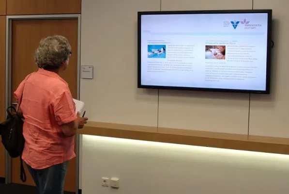 Eingangshallenmonitor im Marienhospital Stuttgart mit TYPO3 Bild: Eingangshallenmonitor im Marienhospital Stuttgart mit TYPO3