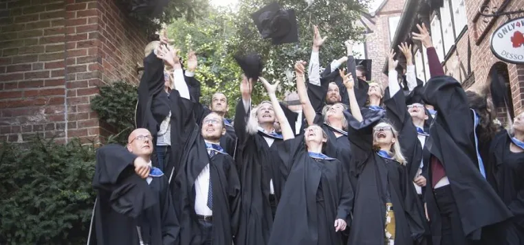 MBA Sustainability Management: Namhafte Unternehmenvertreter feiern Nachhaltigkeits-Absolventen Bild: MBA Sustainability Management: Namhafte Unternehmenvertreter feiern Nachhaltigkeits-Absolventen