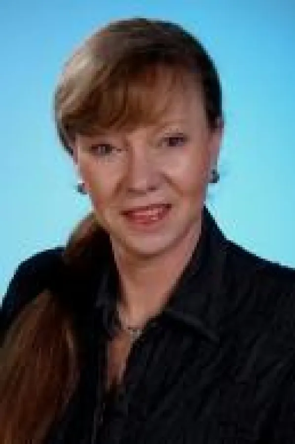 Präsentiert HPC-Lederwaren für den Fernsehsender HSE24 und verweist auf den neuen lagerverkauf in Dietzenbach, Messenhäuser Str. 8: Elke Vollhardt, die stellvertretende HPC-Geschäftsführerin