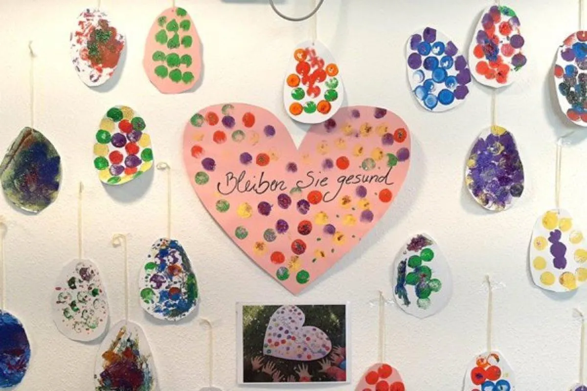 Selbstgemachte Kunstwerke verbunden mit guten Wünschen von Kindern für das Haus St. Nikolaus