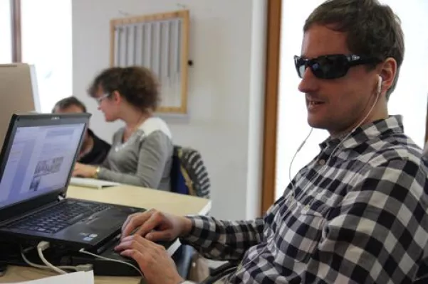 Bild: Blind zurechtfinden in der Social Media Welt