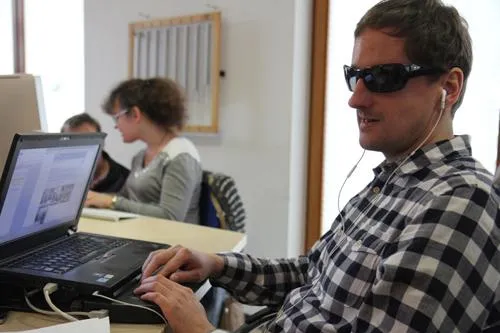 Bild: Blind zurechtfinden in der Social Media Welt