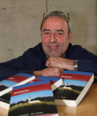 Bild: Autor Tommie Goerz signiert bei hl-studios sein neues Buch „Einkehr“