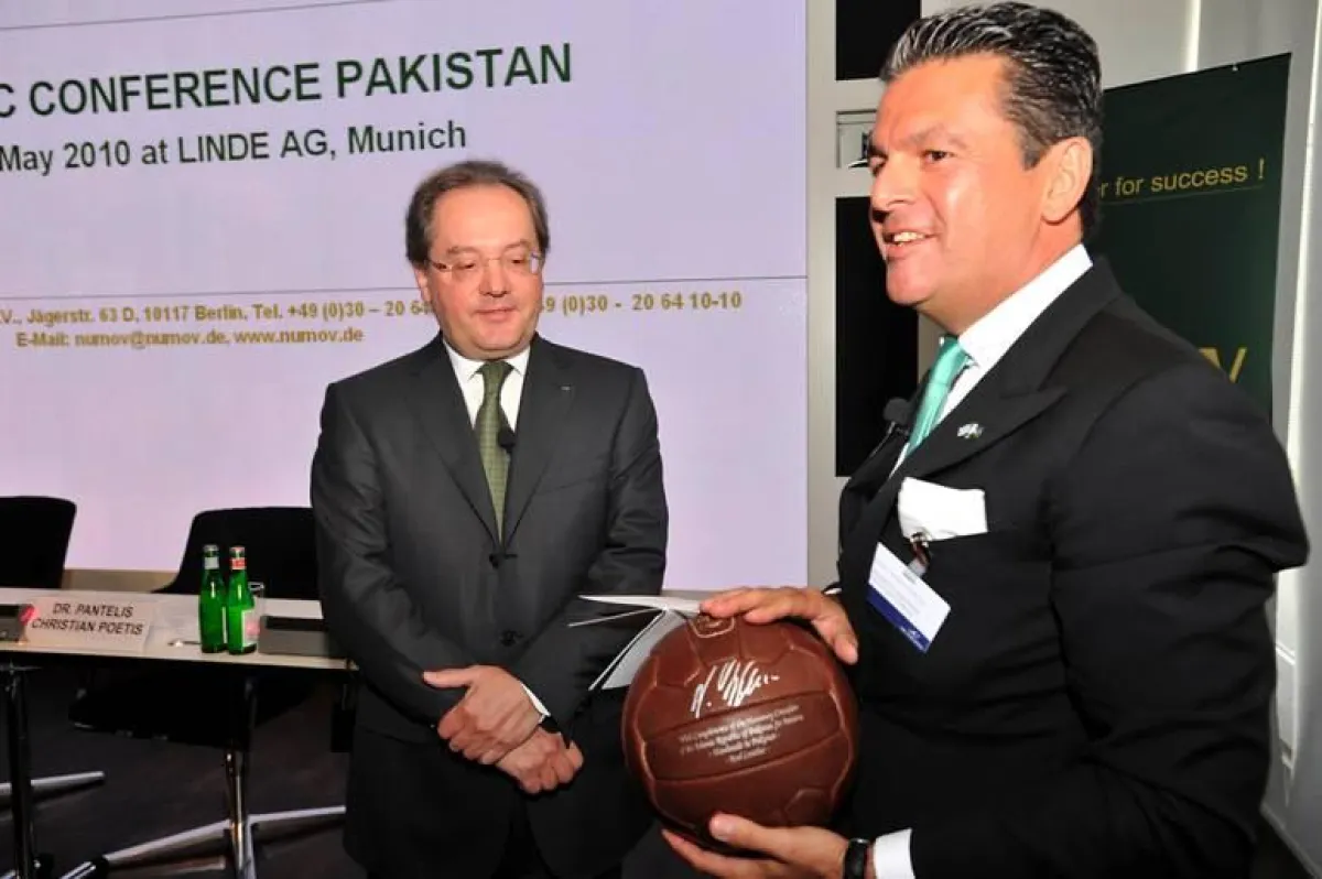 Dr. Aldo Belloni, Vorstandsmitglied der Linde AG und Dr. Pantelis Christian Poetis, Honorarkonsul der Islamischen Republik Pakistan in Bayern, bei der Überreichung eines in Pakistan handgenähten Leder