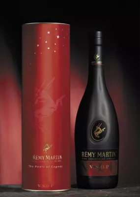 Bild: Edles Präsent aus dem Herzen Cognacs: Rémy Martin V.S.O.P in festlicher Geschenkbox