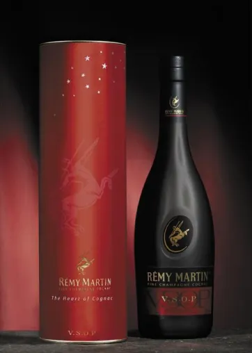 Edles Präsent aus dem Herzen Cognacs: Rémy Martin V.S.O.P in festlicher Geschenkbox Bild: Edles Präsent aus dem Herzen Cognacs: Rémy Martin V.S.O.P in festlicher Geschenkbox