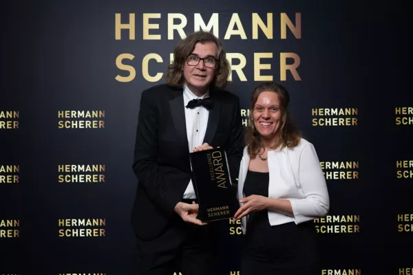 Bild: Von Dresden nach Tirol: Antje Jähnig begeistert beim internationalen Speaker Slam und erhält Excellence Award