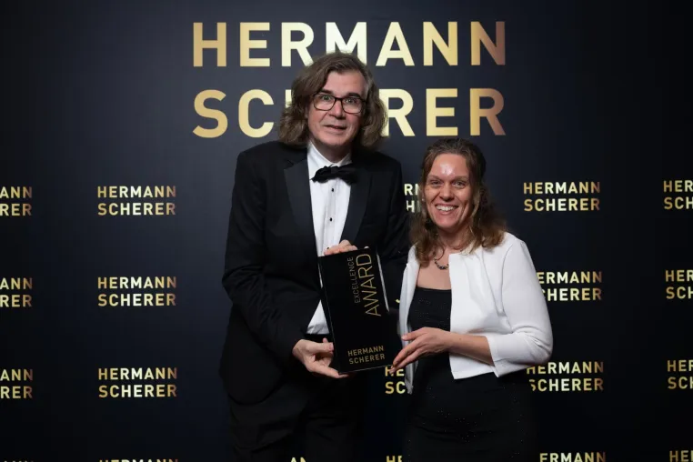Bild: Von Dresden nach Tirol: Antje Jähnig begeistert beim internationalen Speaker Slam und erhält Excellence Award