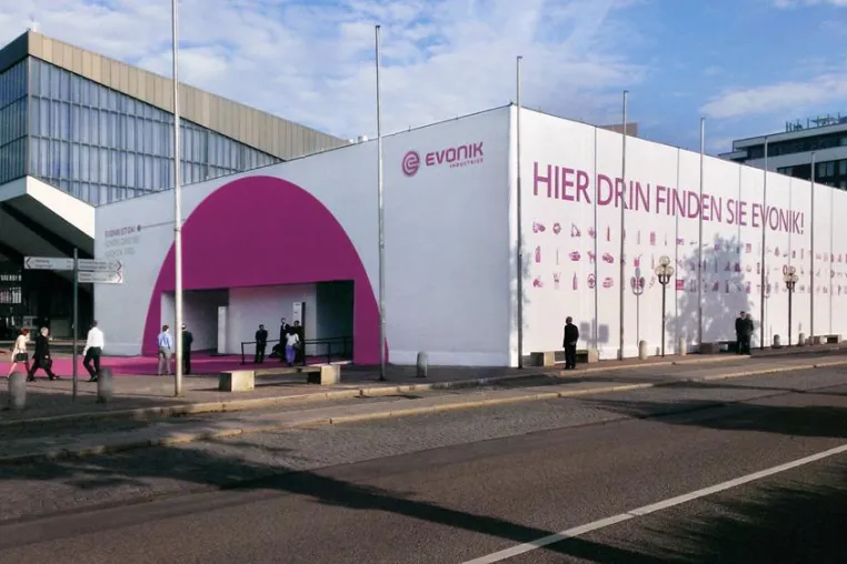 Grugahalle in Deep Purple: AMECKO setzte Evonik-Hauptversammlung baulich in Szene Bild: Grugahalle in Deep Purple: AMECKO setzte Evonik-Hauptversammlung baulich in Szene