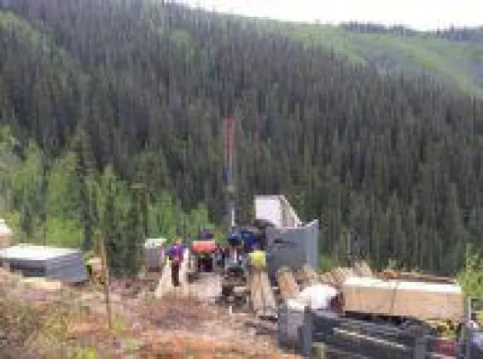 Bild: White Gold identifiziert weitere oberflächennahe hochgradige Goldvererzung und Aurania erreicht Meilenst