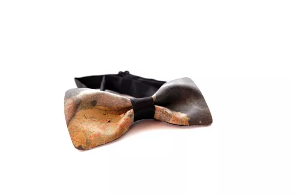 Bild: Tragbarer Fels - handgefertigte Fliegen aus Millionen Jahre altem Felsgestein