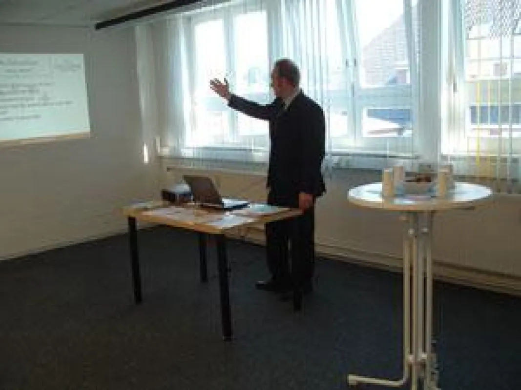 Geschäftsführer Nils Wend bei der Präsentation von runa reisen in Norddeutschland