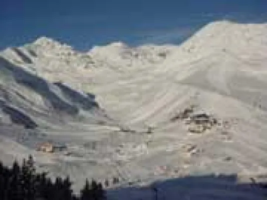 Bild: Winterurlaub: mit der richtigen Reisekasse und Versicherung auf die Ski-Piste