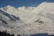 Bild: Winterurlaub: mit der richtigen Reisekasse und Versicherung auf die Ski-Piste