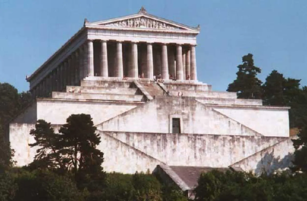 Die SelbstAkademie befindet sich in der Nähe von Regensburg, in unmmittelbarer Nachbarschaft zum Walhalla-Tempel.