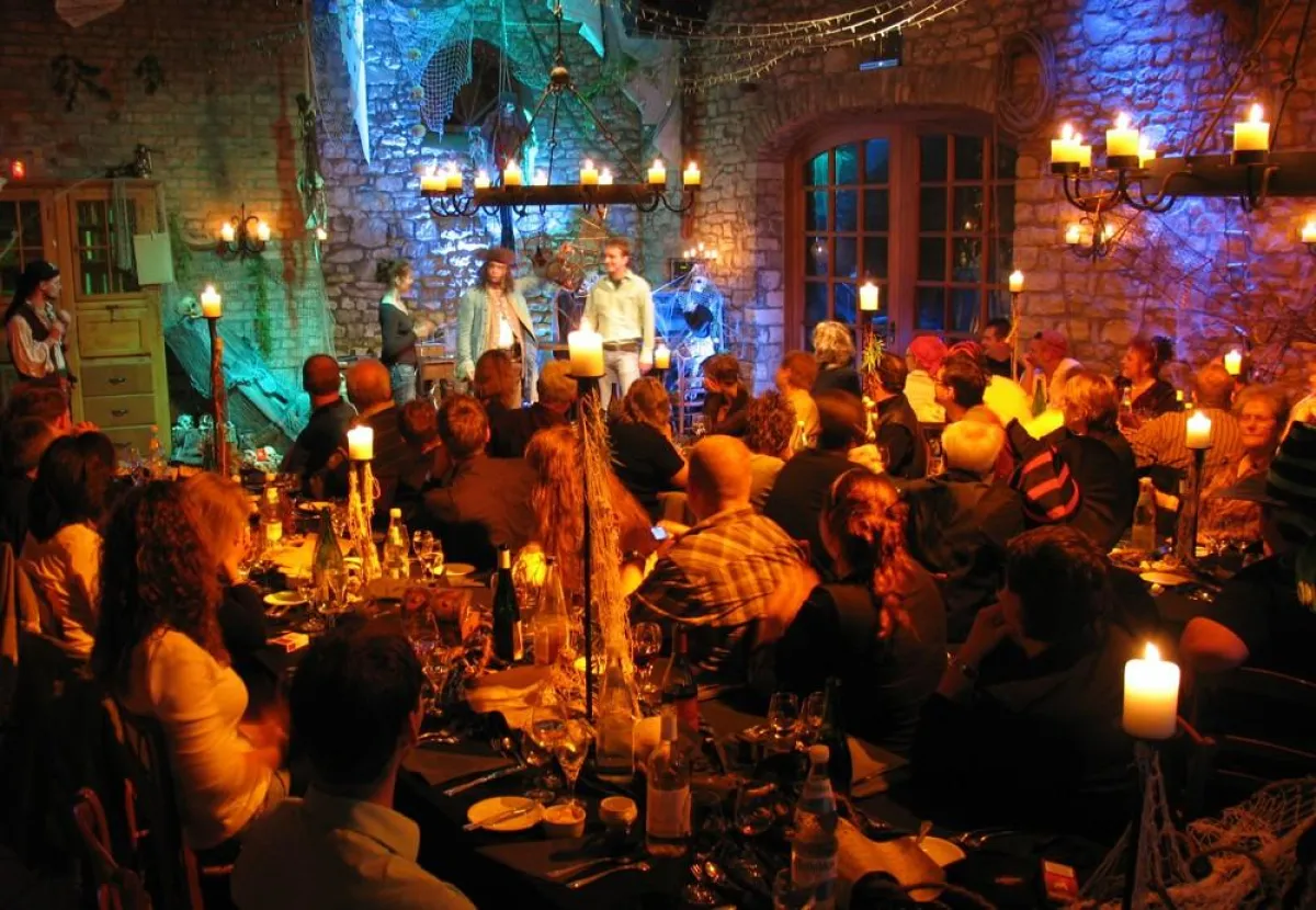 Dinner und Show in einmaliger Atmosphäre.