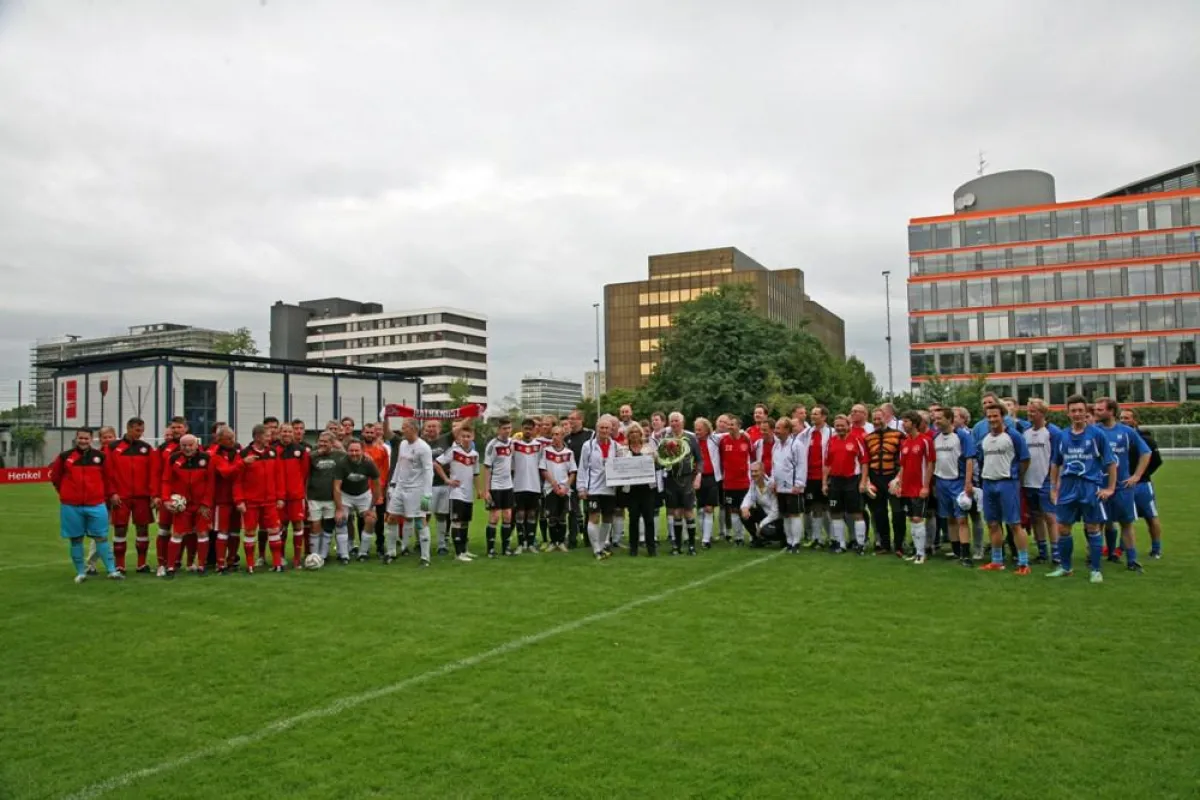 Scheckübergabe beim Benefiz-Fußballturnier in Düsseldorf