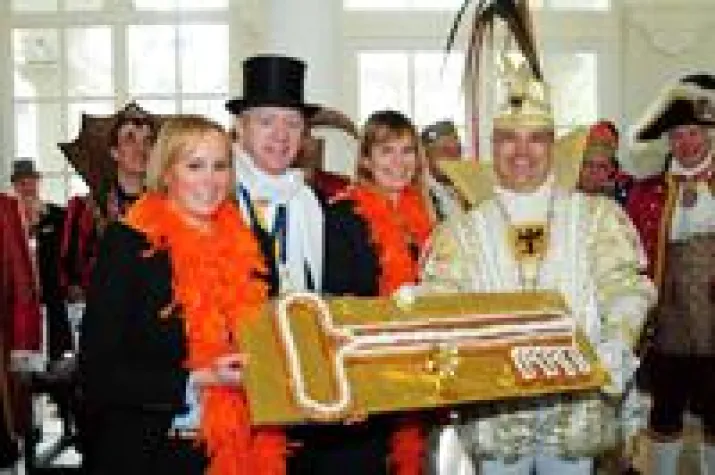 Bild: PULLMAN AACHEN QUELLENHOF: PRINZ BERND I. EROBERTE MIT KINDERN DIE HOFBURG