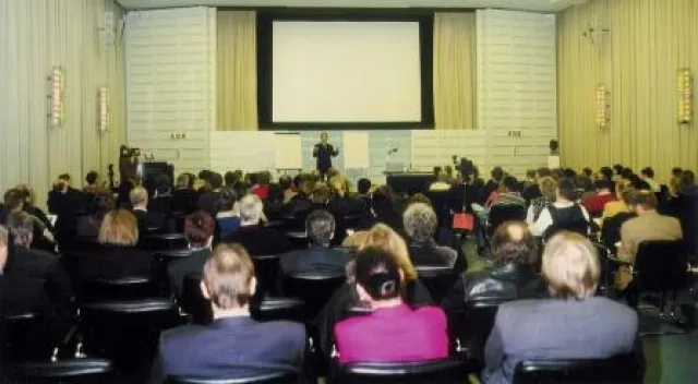 Bild: Laptop - Leinwand - Langeweile – Wie Unternehmen mit Präsentations-Tools Milliarden versenken