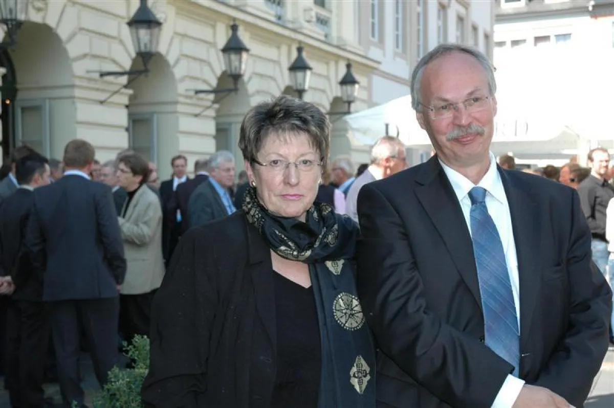 Vor ehrwürdiger Kulisse: Im Theater der Stadt Koblenz übergab FH-Präsidentin Prof. Ingeborg Henzler das Staffelholz an ihren Nachf