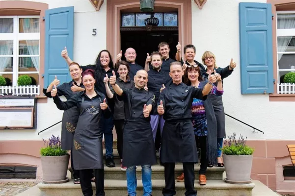 Bild: Eine Krone für Kaisers Gute Backstube: Wiedereröffnung ´Gasthaus Krone` in Ehrenkirchen