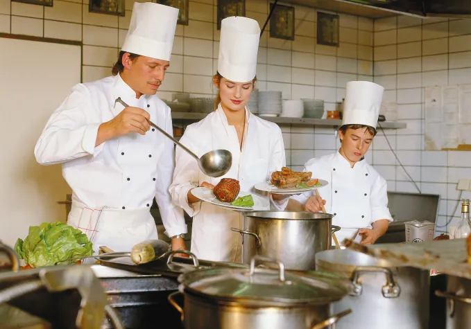 Ausbildungsstart im August: Hilfreiche Checkliste für Azubis und Eltern Bild: Ausbildungsstart im August: Hilfreiche Checkliste für Azubis und Eltern