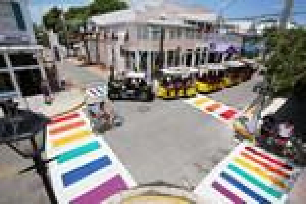 Zebrastreifen in Key West in Regenbogenfarben (c) Rob O'Neal