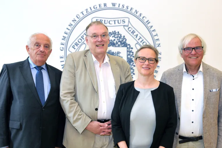 Bild: Forschende der Universität Jena in Erfurter Akademie aufgenommen