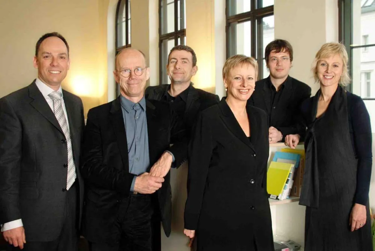 Erik Spiekermann (2. v.l.) und seine Partner Oliver Schmidthals, Fabian Rottke, Marianne Schuler, Ralf Weißmantel, Susanna Dulkinys