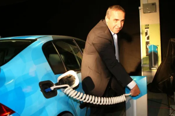 Bild: Better Place verbindet erste Ladestation mit Elektroauto