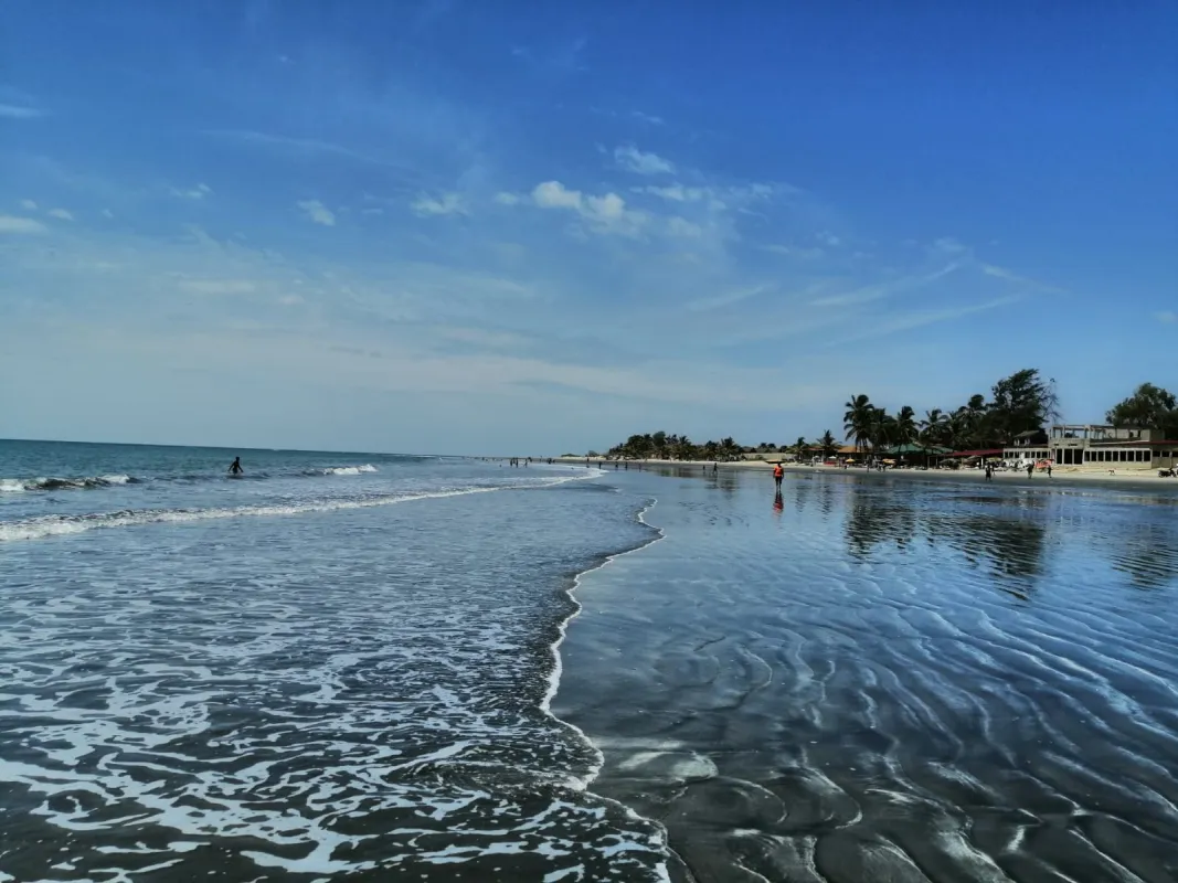 Strände in Gambia sind verlockend, Wasser ganzjährig warm ... (© www.bellacoola.de)