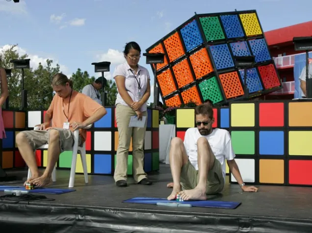 Bild: „Den Zauberwürfel mit den Füßen lösen“