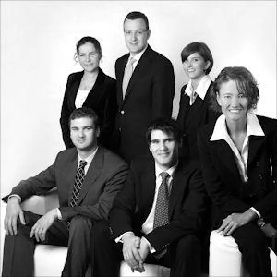 von rechts vorne Marion Holtz, mit Ihrem Wirtschaftsberatungsteam in München (Rebekka Sarnes, Jan Schlüter, Tobias Dippel, Andreas Christ, Kathrin Zang) der A.S.I. Wirtschaftsberatung AG