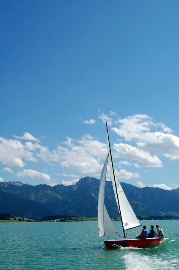 Einfach zum Sportbootführerschein: Theorie im Winter per Fernkurs – Praxis im Sommer auf dem Forggensee