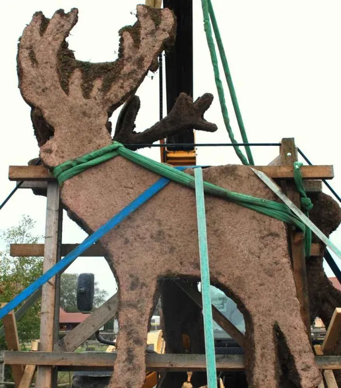 Hirschskulptur von Jörg Schlinke ist gut verzurrt auf dem Weg nach Berlin