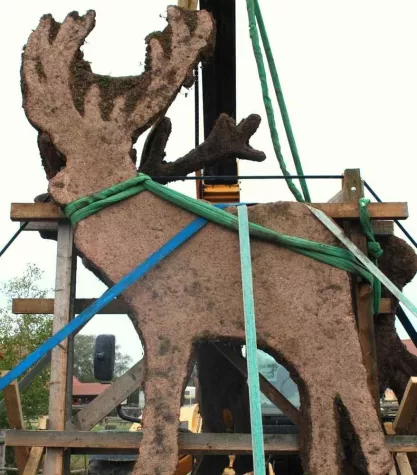Hirschskulpturen reisten nach Berlin-Marzahn Bild: Hirschskulpturen reisten nach Berlin-Marzahn