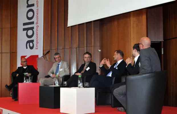 Bild: Podiumsdiskussion auf dem Business-IT Day der Firma ADLON weist den Weg der Informationstechnologie.