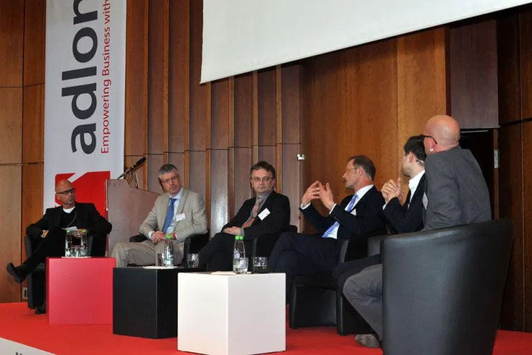 Bild: Podiumsdiskussion auf dem Business-IT Day der Firma ADLON weist den Weg der Informationstechnologie.