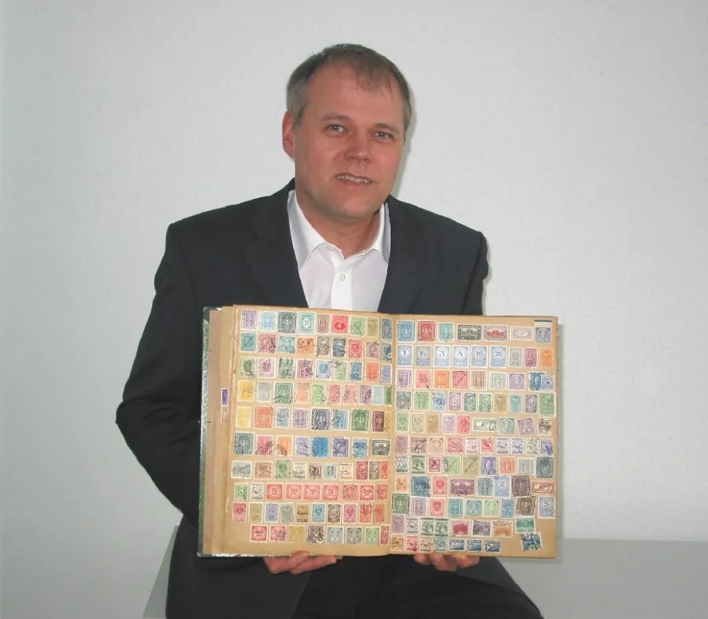 Senator Daiger mit den ersten Briefmarken der Welt/Foto: Dr. Walser Dental GmbH
