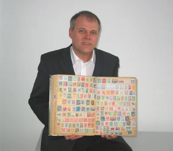Bild: Brillen und die ersten Briefmarken für die Dritte Welt