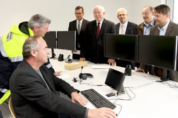 Bild: Rohde & Schwarz rüstet Kreiseinsatzzentrale Landau auf Digitalfunk um