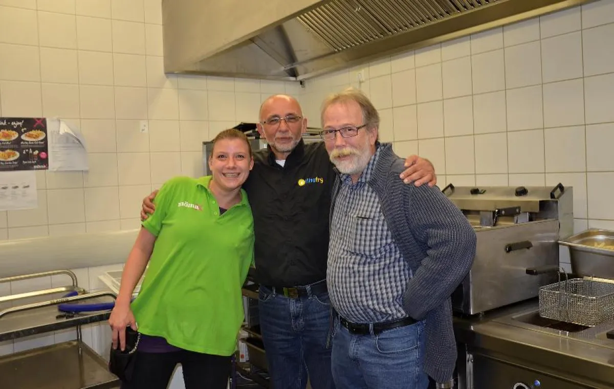Der Filtafry-Service bringt gute Laune an die Fritteusen: hier mit D. Rabe (re.) bei mömax Wiesbaden
